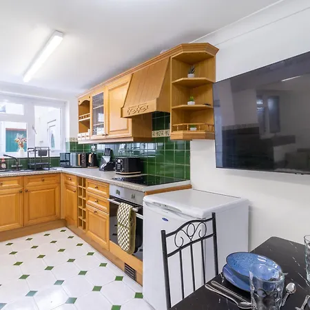 Open Mind Property - 2 Beds & Free Parking Cosham Exterior photo